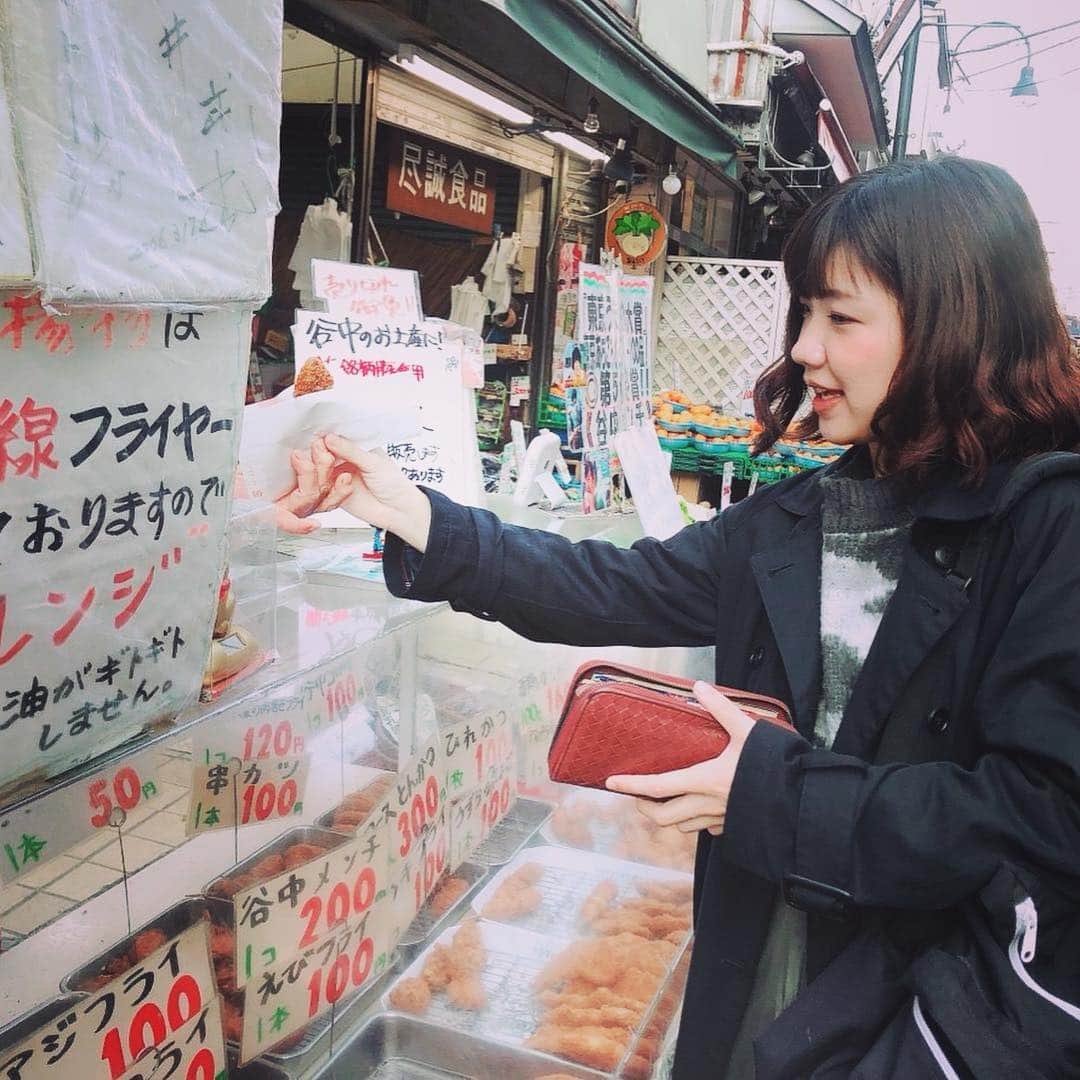 福田麻貴のインスタグラム：「. 谷中ぎんざ商店街 . . ぜったいに、メンチカツを買うべきお店で(いろいろ取材など受けてるので)、私はそのときの口の中の声に従ってアジフライを買ったとさ☺️ . . #谷根千  #谷中ぎんざ  #お散歩好き #アジフライ #好きが溢れる #人生とは一体 #命がそこら中を歩いている #命の移動」