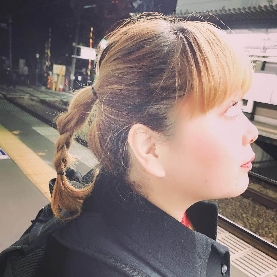 西田さおりさんのインスタグラム写真 - (西田さおりInstagram)「今日の髪型お気に入りです。 ただ白目過ぎて怖いです。 あと最近目が怖いって言われます。  #みつあみ #ヘアアレンジ #白目過ぎる #ついに白目の化け物が乗り移った #男性陣に不評のメイク #でも自分が気に入ってるからやる #それがロック #早くバンドマンの彼氏つくりたい #あざした」12月3日 23時38分 - saori19950108