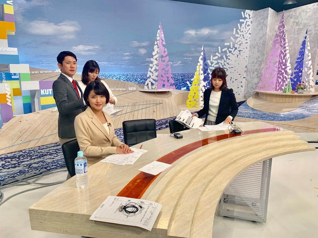 京面龍太郎のインスタグラム：「年末年始に放送する番宣の収録風景です。 カメラ目線はせんでもいいから早よう準備をせい準備を… （呑気に写真を撮ってる京面が一番準備できてない）  #イブニングKOCHI #中川実咲 #木岡真理奈 #福光可奈子 #久保田康祐 #京面龍太郎」