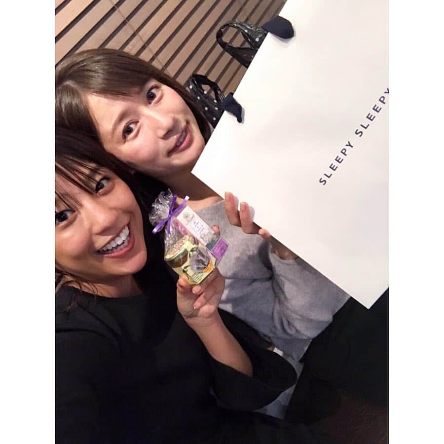 宇内梨沙さんのインスタグラム写真 - (宇内梨沙Instagram)「＊ ステキなパジャマをいただきました💕 まきちょと萌から。  ありがとう✨  3人であんまり会えてないけど…  忘年会やらなきゃ。  そういえば 去年のクリスマスは３人で まねきねこ(カラオケ店)で過ごしたね(￣ー￣)笑  自律神経が乱れているようで  改善するためにも、まずは睡眠から！ ってことで着心地の良いパジャマ買おうかなぁ と思ってた矢先のパジャマ😆  帰ってから着るの楽しみ✨  #萌もタグ付けしてみる笑」12月4日 1時24分 - risaunai