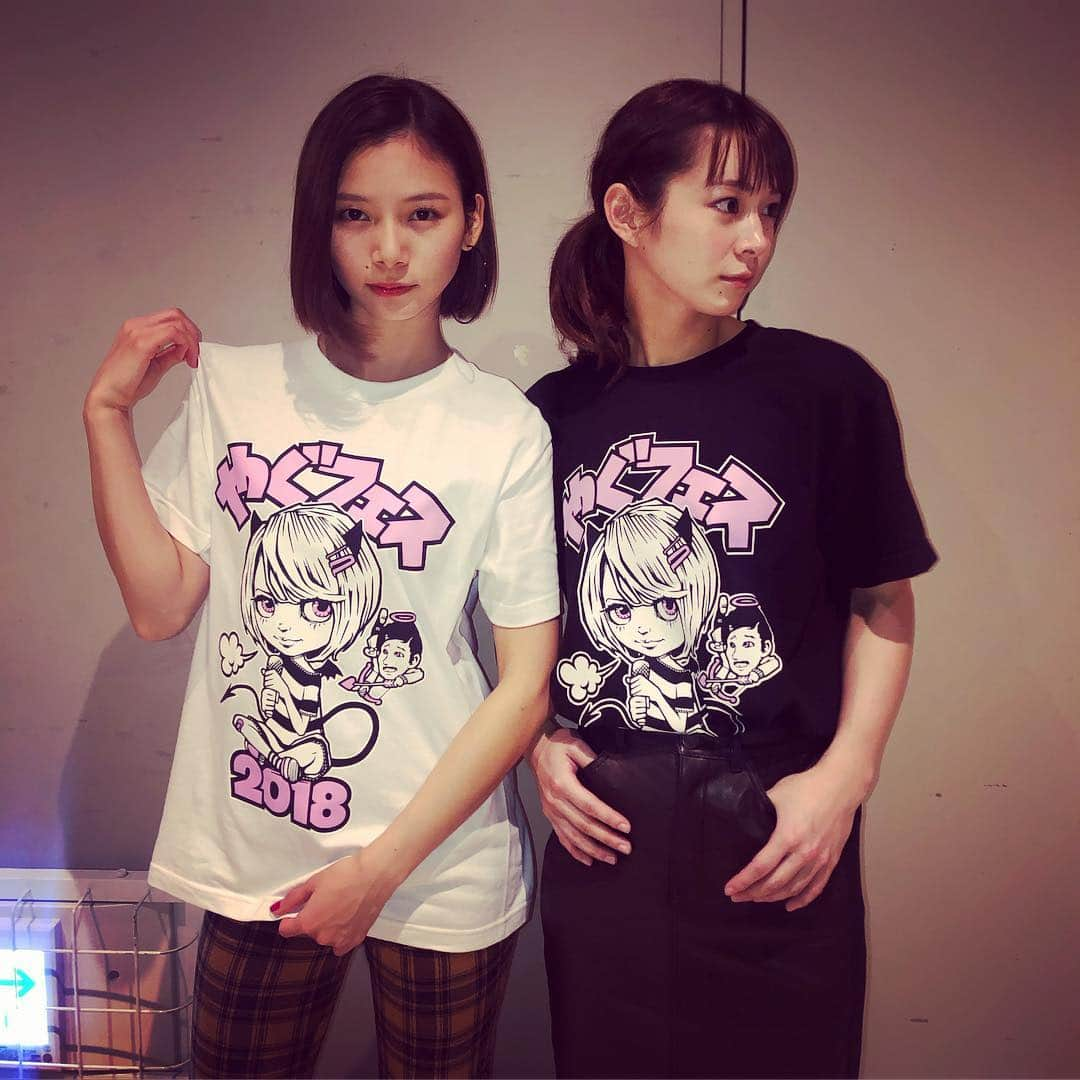 酒井瞳さんのインスタグラム写真 - (酒井瞳Instagram)「#やぐフェス のグッズ可愛い #やぐフェス2018 #Tシャツ #ポッケに親指だけ入れる人 と #右肩あがりの人」12月4日 12時29分 - s.sakaihitomi