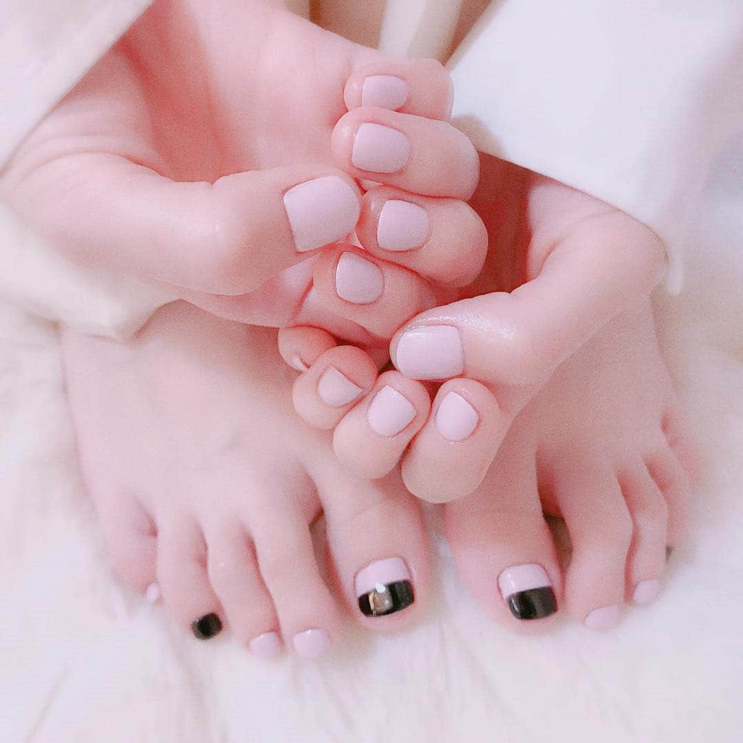 山内あいなさんのインスタグラム写真 - (山内あいなInstagram)「シンプルネイル落ち着く💅🐏💭 @chiekonakayama  @bonnechance_nail  #nail #ネイル #シンプル #ワントーンネイル #フットネイル #バイカラーネイル」12月4日 13時53分 - ainayamauchi3131