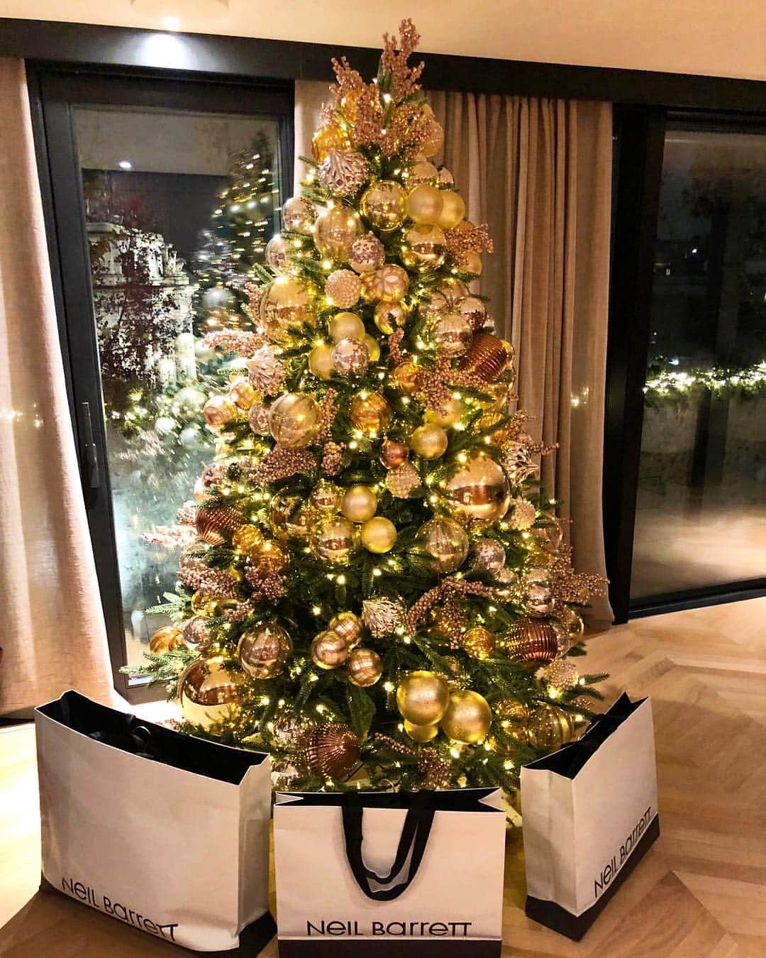 ファビオ・ボリーニのインスタグラム：「The best start to Christmas with @neilbarrett under the tree 😂 🎄 🎅🏼 🌟 thank you 🙏🏼」