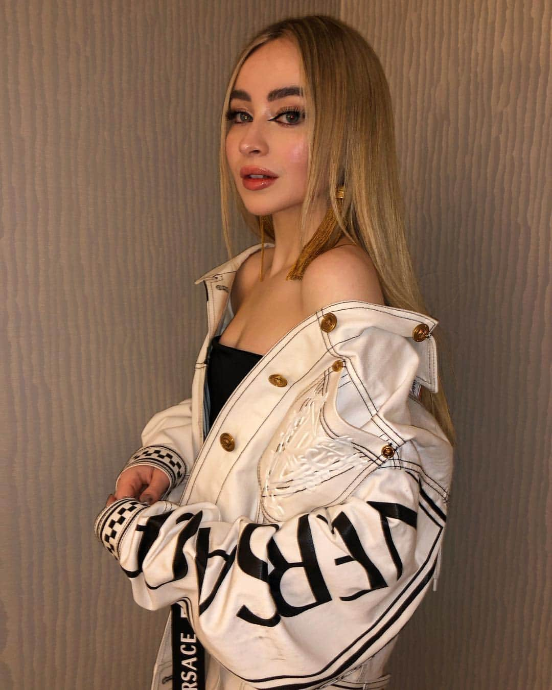 サブリナ・カーペンターさんのインスタグラム写真 - (サブリナ・カーペンターInstagram)「miss donatella has done it again @versace」12月4日 6時12分 - sabrinacarpenter