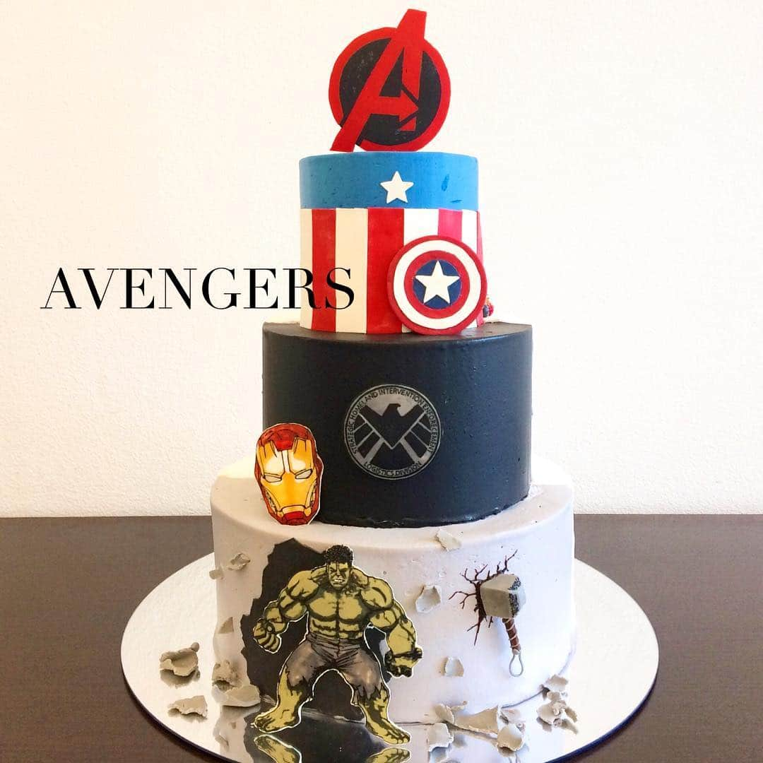 アールベルアンジェNagoyaさんのインスタグラム写真 - (アールベルアンジェNagoyaInstagram)「アベンジャーズのwedding cake!!!! #アールベルアンジェ名古屋 #アベンジャーズ#avengers #pattiserie #ウェディングケーキ#オリジナルケーキ#marryxoxo #オーダーケーキ#weddingcake#cake#wedding#キャラチョコ#パティシエ#結婚式#結婚#プレ花嫁#花嫁#愛知プレ花嫁#ゲストハウス#ウェディング#式場#キャプテンアメリカ #dressy花嫁 #ウェディングニュース#ウエディングケーキ#ケーキ#marriage」12月4日 6時47分 - art_bell_ange_nagoya