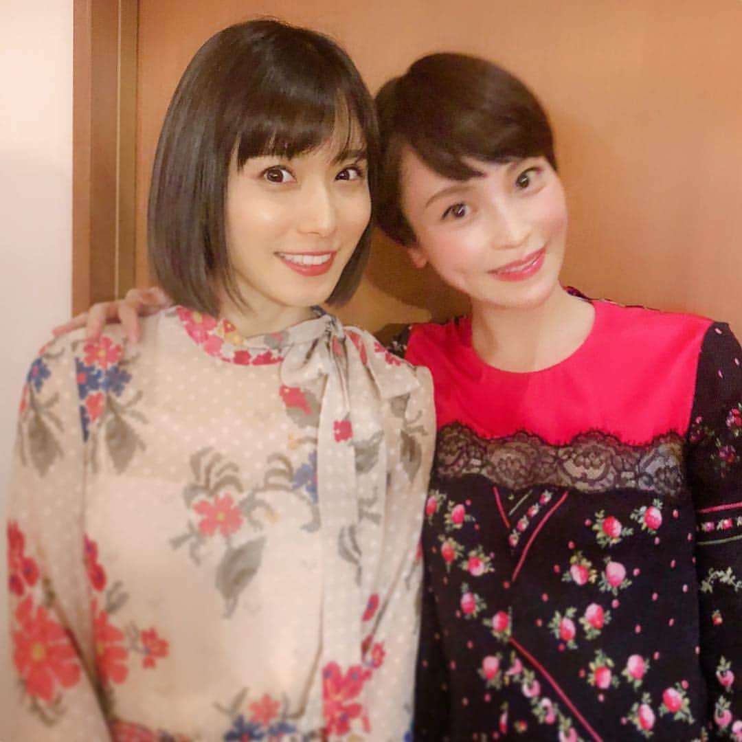 清川あさみさんのインスタグラム写真 - (清川あさみInstagram)「昨日たまたま #松岡茉優 ちゃんに久々に会えた✨以前、#美女採集 してから本当に大活躍で嬉しい😊 #万引き家族 も #ちはやふる も素晴らしかったね👏またお仕事したいとお話してました💕 今年個展にも来てくださった吾郎さんとも久々に色々お話できて嬉しい1日でした^ ^  #百人一首繋がり #稲垣吾郎 #おめでとうございます #より綺麗になった松岡ちゃん #最初２人目に気づかなく #お腹をナデナデしてもらいました👼🏻 #gucci をジューシーと間違えて可愛い #pen #アワード @penmagazine」12月4日 7時22分 - asami_kiyokawa