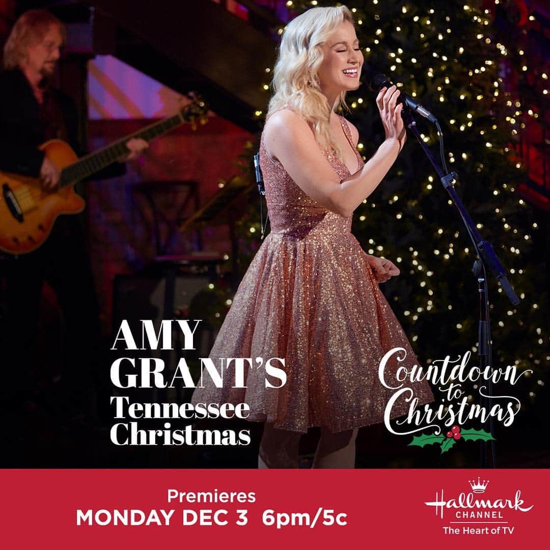 のインスタグラム：「Tis the season to watch @hallmarkchannel 🎄 Thank you @amygrantofficial for including me in your Countdown to Christmas special!」