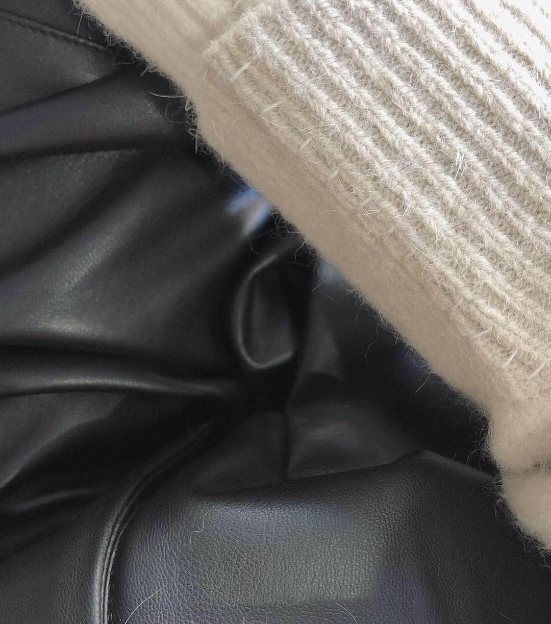 三苫愛さんのインスタグラム写真 - (三苫愛Instagram)「@ssstein_design の展示会でオーダーしてたレザーパンツとモヘアニット。ずーっと着るのを楽しみにしてました。やっと寒くなってきたので今日初おろしです。ニットのステッチが可愛い(3枚め)。ニットに合う @pluietokyo のアリードリング。(4枚め) @storecarol @pluiehair」12月4日 8時01分 - ai_mitoma