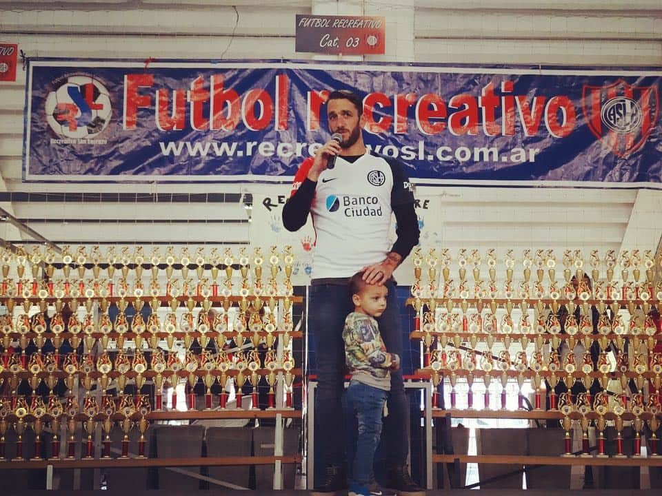 のインスタグラム：「“Dicen que uno siempre vuelve a los lugares donde fue feliz “...GRACIAS FÚTBOL RECREATIVO por hacerme parte de su fiesta y hacerme sentir uno más de ustedes ....👏👏👏」