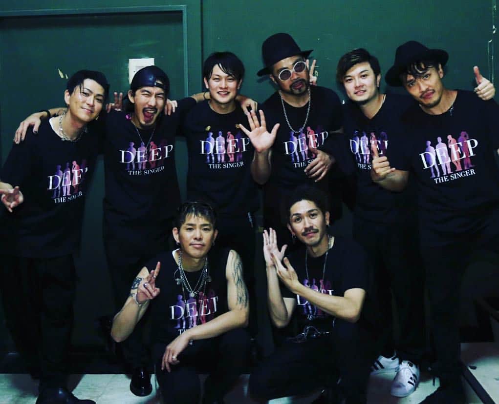 のインスタグラム：「#DEEP #thesinger #livetour2018  名古屋二公演目終了！ツアー五公演目終了！ いい感じです！！ ドーベルカズキからの差し入れのフルーツ大福、蓬莱軒からひつまぶしの差し入れもありました。ありがとうございます！！ 明日は仙台だ🚄＝＝＝」