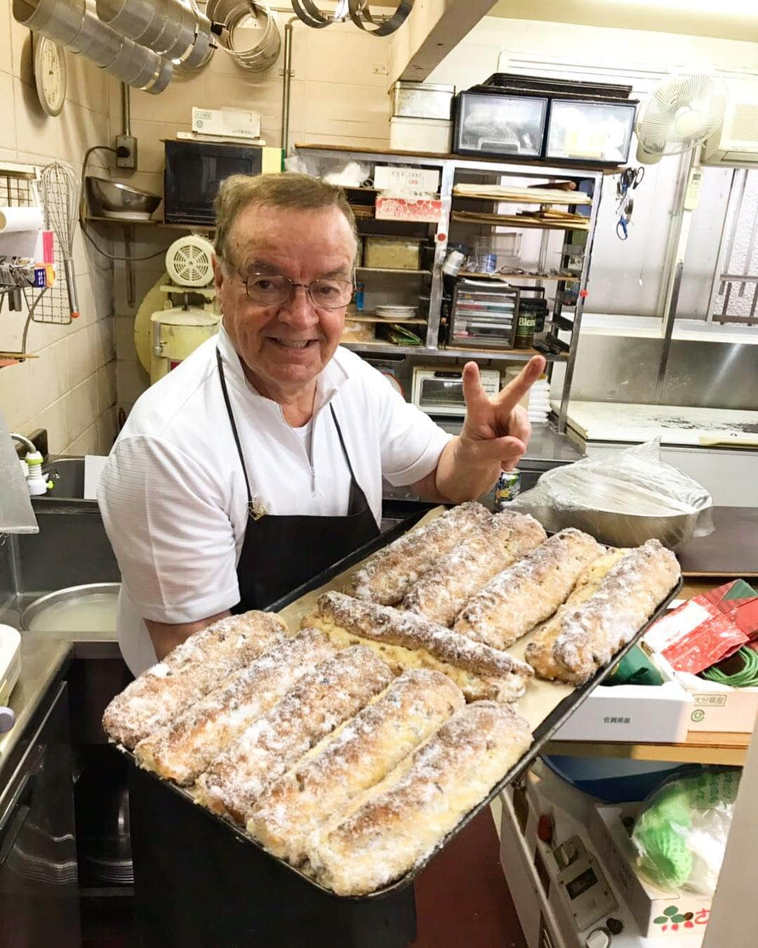 トムセン陽子さんのインスタグラム写真 - (トムセン陽子Instagram)「今年もシュトレンの季節がやってきました。 パパの作るシュトレンは世界一です。 Der Stollen, den mein Papa gebacken hat, ist der beste der Welt. My Dad’s Stollen is definitely the best in the world. . . . #ホルガー #77ちゃい #現役 #ケーキ職人 #枚方でお店やってます #お近くの際はぜひ #発送もやってるよ #シュトレン #stollen #konditorei #deutch」12月4日 10時46分 - yokothomsen