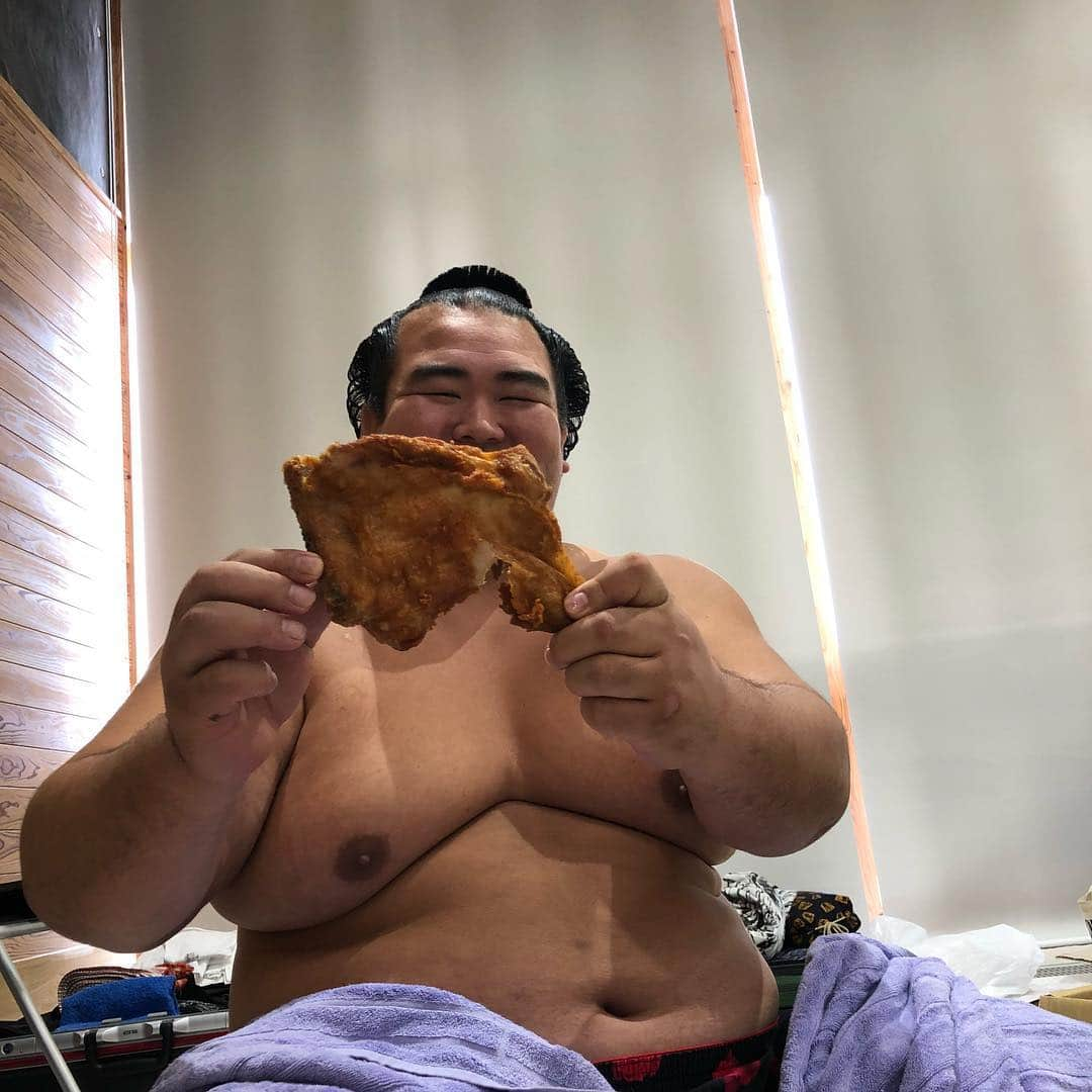 豊ノ島大樹さんのインスタグラム写真 - (豊ノ島大樹Instagram)「どデカイ🍗チキン🍗❗️ 菊のお父さんの差し入れ👌 私もいただきました😋 ごちそうさまでした😉  #豊ノ島 #琴奨菊 #久留米巡業」12月4日 12時23分 - toyonoshima_daiki