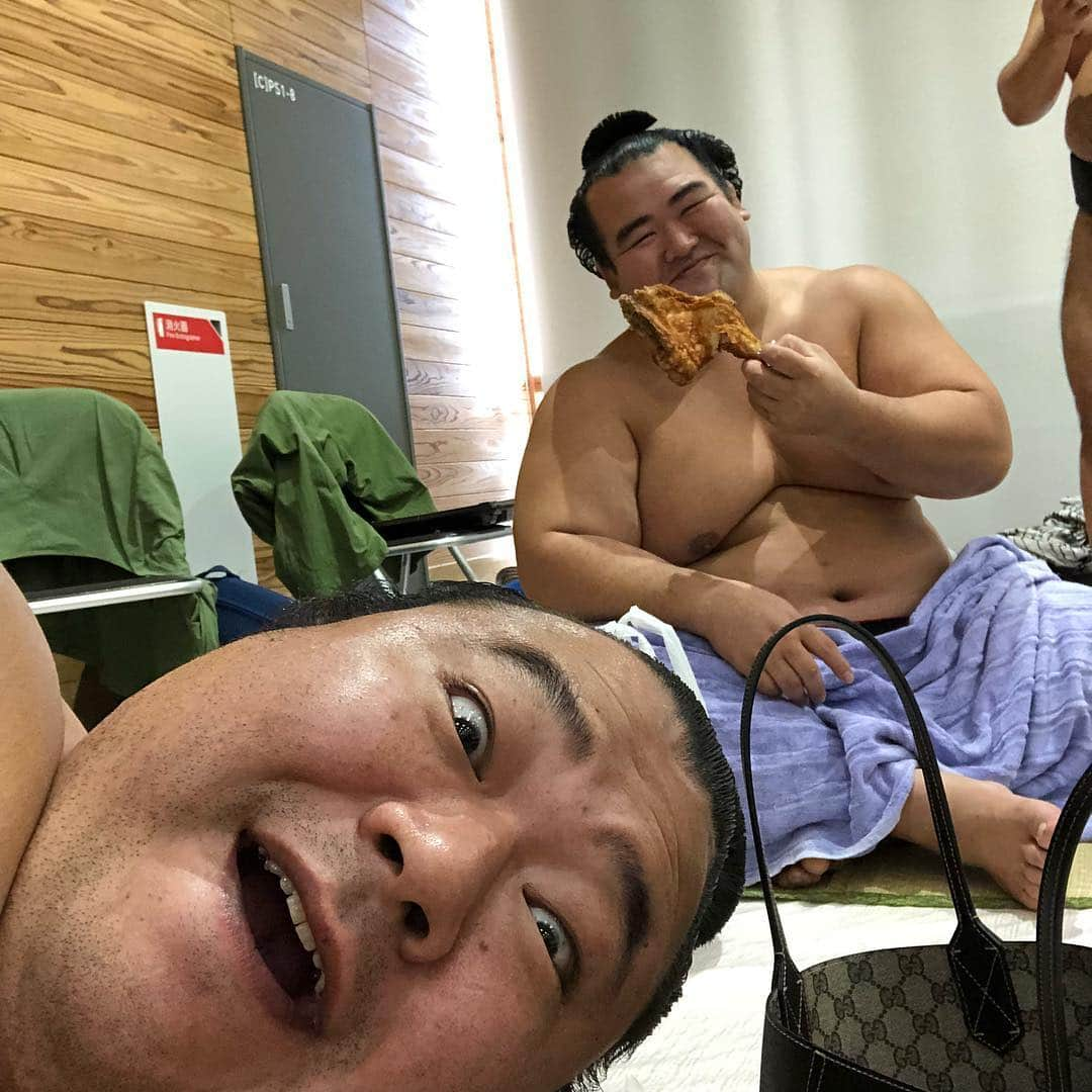 豊ノ島大樹さんのインスタグラム写真 - (豊ノ島大樹Instagram)「どデカイ🍗チキン🍗❗️ 菊のお父さんの差し入れ👌 私もいただきました😋 ごちそうさまでした😉  #豊ノ島 #琴奨菊 #久留米巡業」12月4日 12時23分 - toyonoshima_daiki