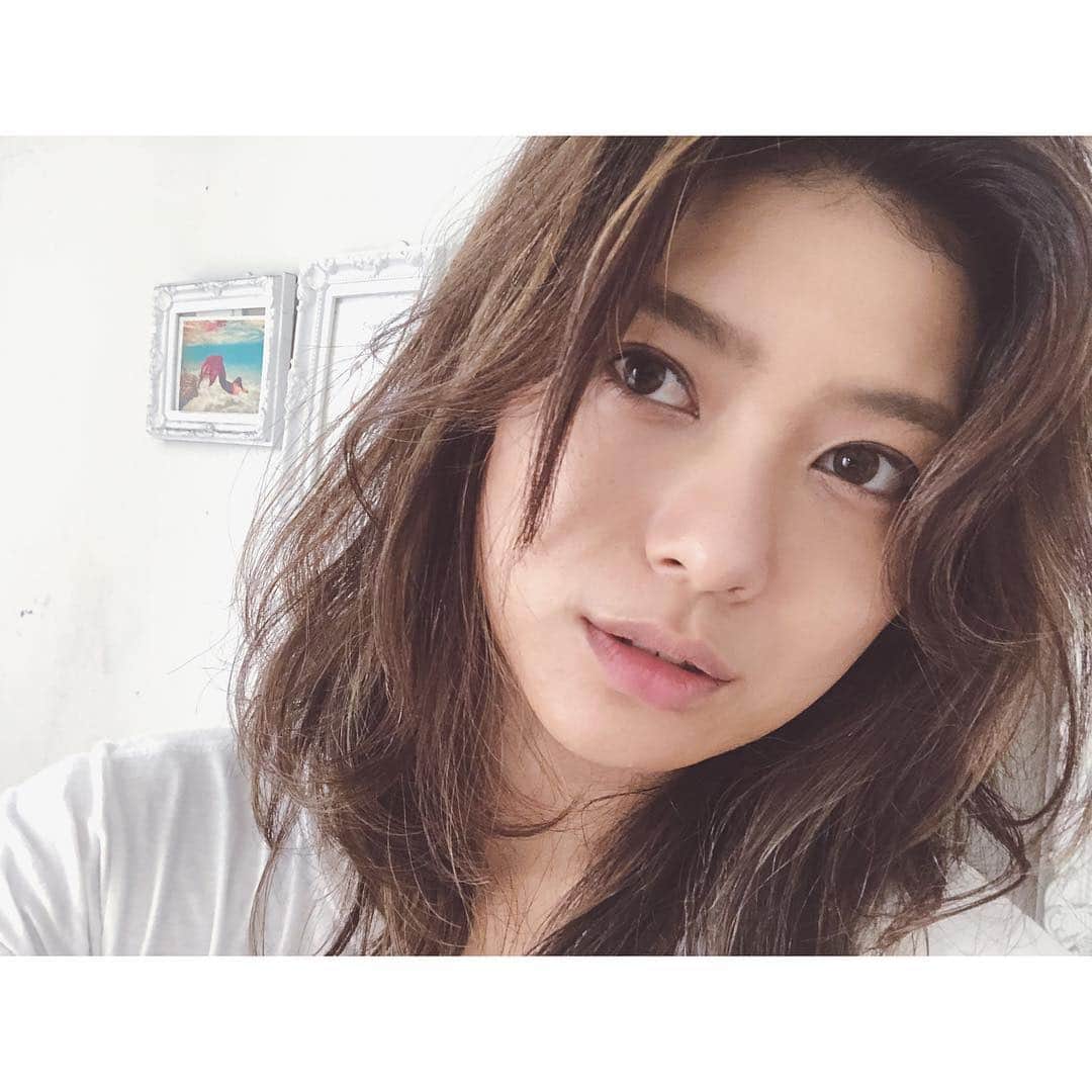 金城優華のインスタグラム：「ナチュラルメイク練習中。 ・ ・ ・ Birds( @birds0001 )の酒井さんにメイクしてもらったモノクロ写真。 コレがかなり好評で「スッピンに近いナチュラルの方が似合う!!」というお言葉を頂いてから、練習しようと試みているけど私がやるとただの手抜きメイクになる現実。笑 ・ ・  #ナチュラルを作るって難しい」