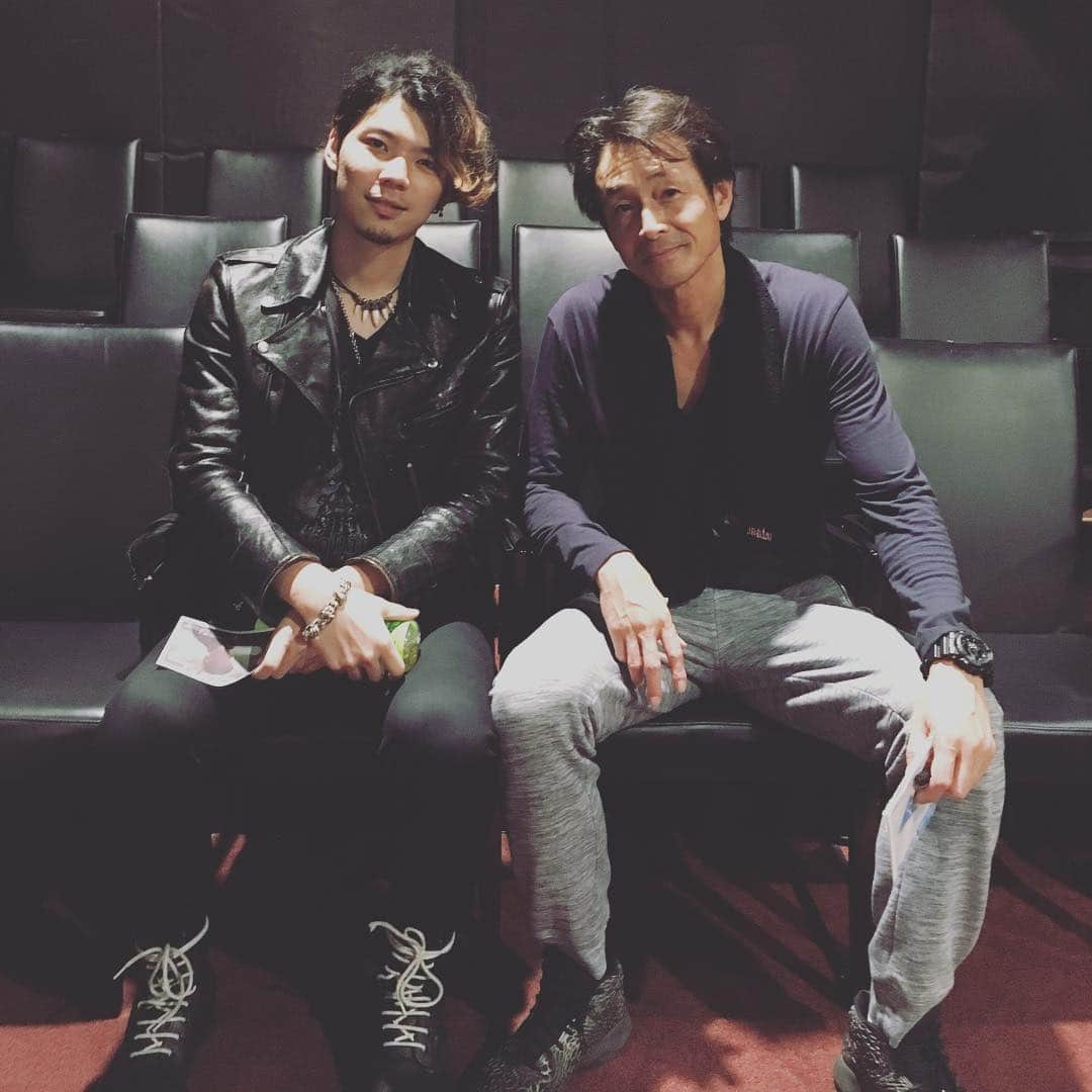 Rikiyaのインスタグラム：「吉田栄作さんが出演されている舞台「カクタス・フラワー」観させていただきました！演者さん達の世界観が凄まじく、あっという間の2時間。素敵な時間でした！ #吉田栄作 さん #カクタスフラワー #舞台 #rikiya #happy #followｍe」