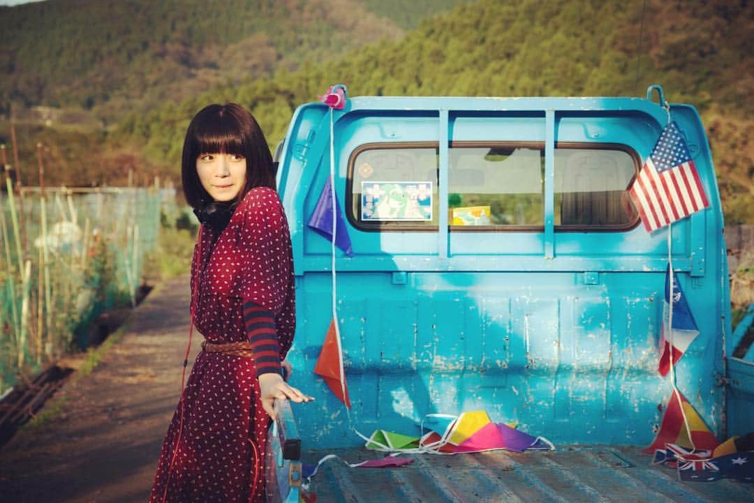 TBS「ルームロンダリング」のインスタグラム：「. 御子ちゃんの笑み😳❤️ . この４人（うち幽霊２人👻）でいったいどんなやりとりが・・・⁉️⁉️ 🤔🤔🤔 . . . #池田エライザ #オダギリジョー #渋川清彦 #宇野祥平 #ルームロンダリング #TSUTAYAプレミアム」