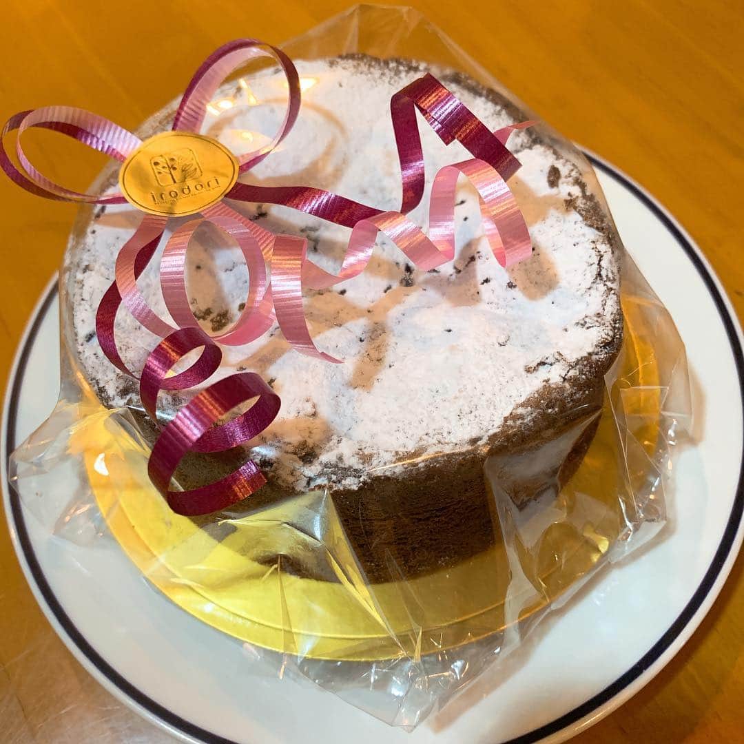 野間美由紀のインスタグラム：「今年のバースデーケーキは中軽井沢ちかくのirodoriのクラシックショコラ。」