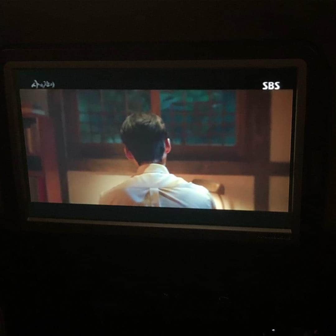 イ・ジョンソクさんのインスタグラム写真 - (イ・ジョンソクInstagram)「우진군 잘사시길.. 😢 우리 스탭분들 너무 잘 하셨고, 고생 많으셨어요. 우리 배우들도 사랑합니다. 다시 만난 당잠사 식구들도 고맙고.. 두 수진  작가님 감독님 3회로 풀기 어려운 이야기를 이렇게 애절하게 만들어 주셔서 감사합니다. 시청 해주신 많은 분들 감사합니다😊  당신은 지금 살고 있소..? #사의찬미」12月4日 23時12分 - jongsuk0206