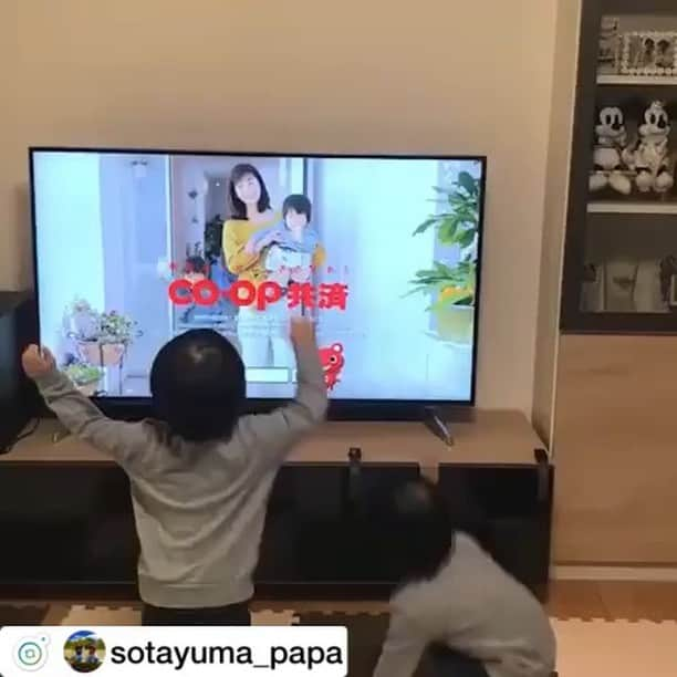 ロート製薬セノビック公式Instagramのインスタグラム：「#Repost  @sotayuma_papa  可愛い双子ちゃんのダンスです！ とても癒されます☆ セノビック公式サイトに、TVCMのダンス動画もありますのでよかったら見てみてくださいね♪  #子育て #こどものいる暮らし #スマイル育児  セノビックCMのダンスに夢中な2人😁✨ ゆーま『かいかい！』（もう一回！もう一回！）言ってる😄♩ . . #双子 #ふたご #ツインズ #一卵性 #ふたりはふたご #なかよし #2人の世界 #息子 #双子パパ #息子たちとのかけがえのない時間 #息子が好きすぎる #親バカ #親バカ部 #癒し #2歳6ヶ月 #セノビック #セノビックcm #ダンス」