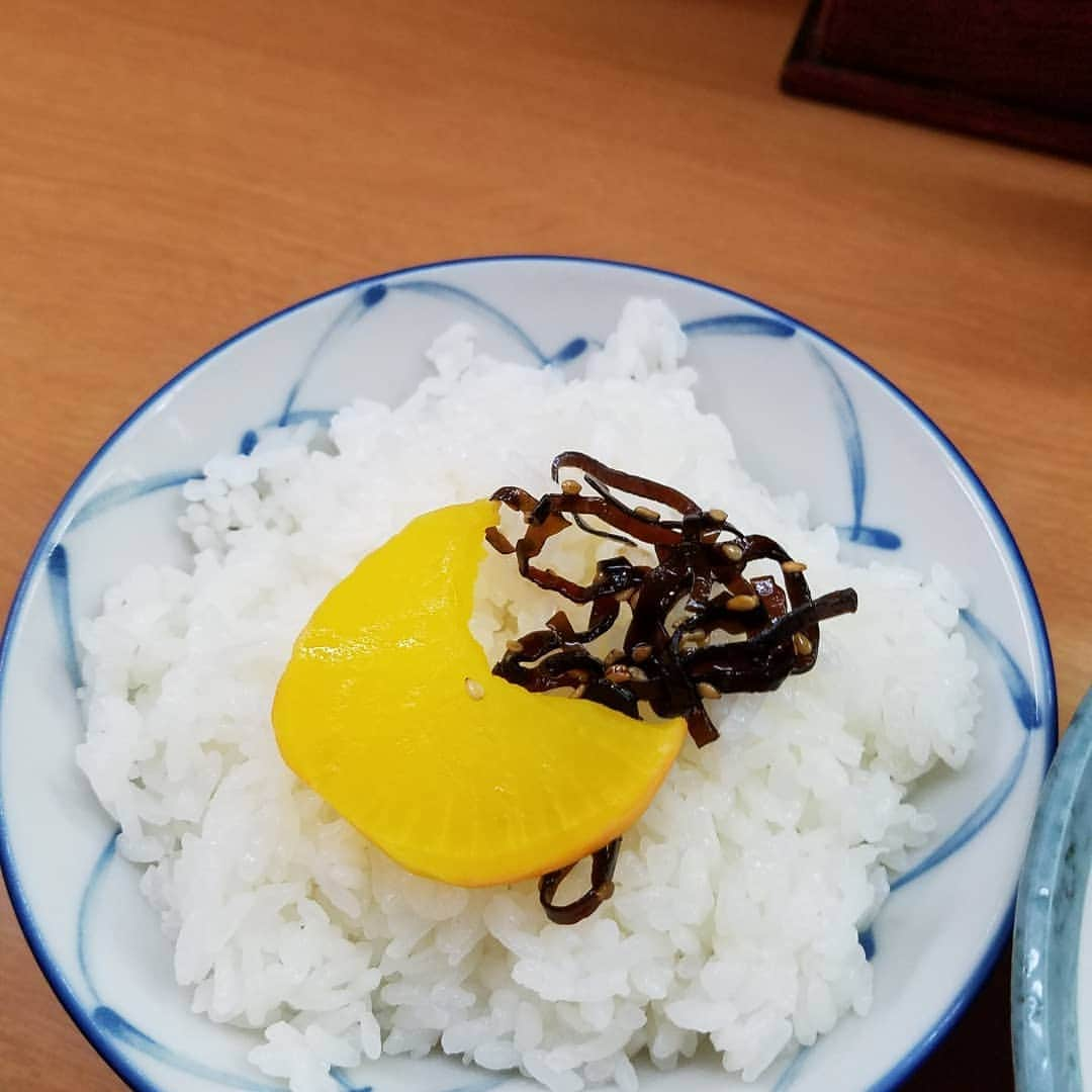 五十嵐サキさんのインスタグラム写真 - (五十嵐サキInstagram)「サキランチ☀️🍴 #島田珠代 姉さんに頂いた #鳥　の #のり柚子　と #即効#ご飯　の #あずま食堂　にて #一人ランチ #お刺身　と #たくわん　と #こんぶ　で #ご飯大　と中　二杯　おかわり #腹４分目  #本日#初日 #三回公演 #なんばグランド花月 #よしもと新喜劇 #吉本新喜劇 #五十嵐サキ」12月4日 14時27分 - saki_igarashi