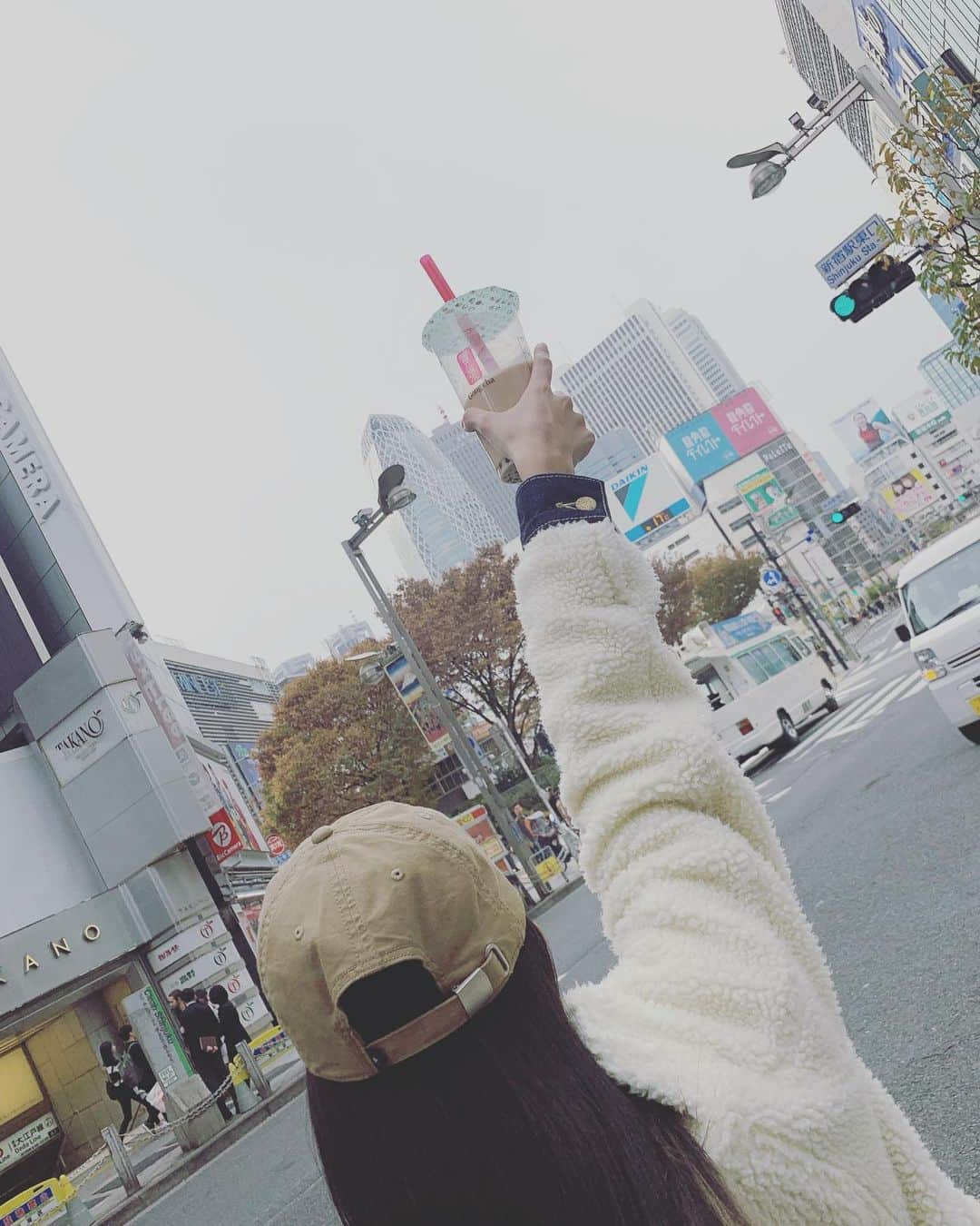 大場美奈さんのインスタグラム写真 - (大場美奈Instagram)「☀︎ まきちゃんと朝活してみました。 映画観ようってお台場向かってたら まきちゃんが上映時間見間違えてて急遽新宿へ。 お台場着いたらテラス席で ハワイアンな朝食食べる予定だったけど 新宿になりハワイアンと真逆の中華料理屋さんへ。 でも大好きなタピオカ買えたし、 観たい映画観れたから結果よし。楽しかった☺︎ #朝活 #gongcha」12月4日 14時38分 - obamina__43