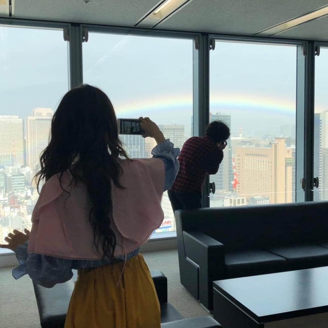 日本テレビ「ブラックスキャンダル」さんのインスタグラム写真 - (日本テレビ「ブラックスキャンダル」Instagram)「フローライトの窓から大きな虹が🌈 虹を撮る純矢と…その純矢を撮る紗羅🎥🌈 ……５年前にはこんな平和な日常もあったはずなのに…。紗羅改め亜梨沙と純矢の未来は、これから一体どうなるんでしょう⁉️ #最終回 まで、あと2日です‼️ #ブラックスキャンダル  #今週木曜よる11時59分 #安藤政信 #松本まりか #山口紗弥加」12月4日 16時15分 - _blackfamilia_