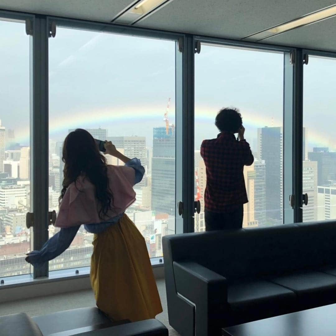 日本テレビ「ブラックスキャンダル」さんのインスタグラム写真 - (日本テレビ「ブラックスキャンダル」Instagram)「フローライトの窓から大きな虹が🌈 虹を撮る純矢と…その純矢を撮る紗羅🎥🌈 ……５年前にはこんな平和な日常もあったはずなのに…。紗羅改め亜梨沙と純矢の未来は、これから一体どうなるんでしょう⁉️ #最終回 まで、あと2日です‼️ #ブラックスキャンダル  #今週木曜よる11時59分 #安藤政信 #松本まりか #山口紗弥加」12月4日 16時15分 - _blackfamilia_