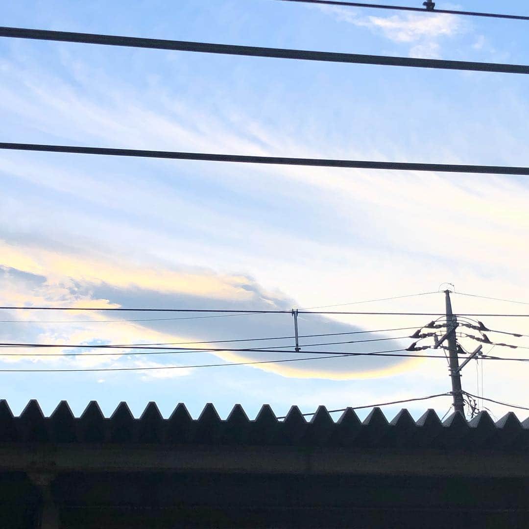 松阪ゆうきのインスタグラム：「今日は暖かいなぁ＾＾ 空を見ていたら、 小学校の時に国語の授業でやった 「くじらぐも」を思い出しました。  さて名古屋に行ってきます(^^)」