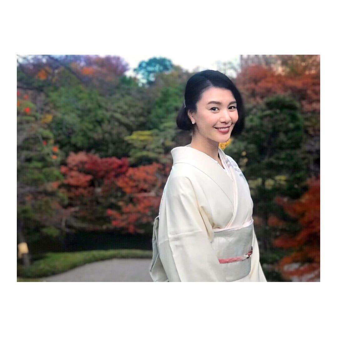 知花くららさんのインスタグラム写真 - (知花くららInstagram)「結婚式披露宴、冒頭から新郎の涙にもらい泣き、新婦の美しさに号泣(T ^ T)・ ・ しあわせな気持ちを頂きましたm(_ _)mありがとうー😌・ そしておめでとう！・ ・ #結婚式 #大切な友人がお嫁さんに #きれいだったなあ #幸せのおすそわけ #ありがとう #happywedding #happilyeverafter #kimono #くららと着物 #kuraraandkimono」12月4日 17時23分 - chibanakurara.official