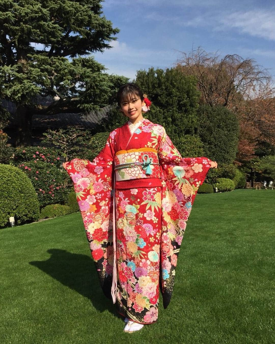 小芝風花さんのインスタグラム写真 - (小芝風花Instagram)「オスカー恒例の晴れ着撮影会😊 今年は赤色のお着物を着させて頂きました👘 この撮影会が終わると、「今年も終わるんやなぁ」と実感します🤔 2018年もあと1ヶ月！ 楽しみましょう〜😊✨ 3枚目の写真、なんかすごく嬉しそう。😂」12月4日 18時09分 - fuka_koshiba_official