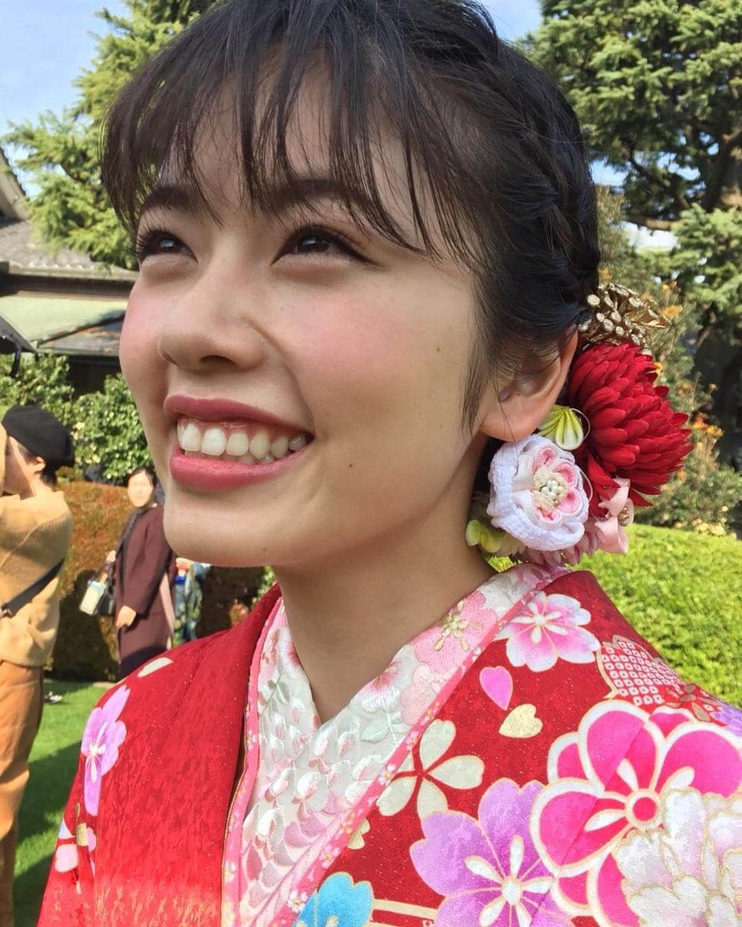 小芝風花さんのインスタグラム写真 - (小芝風花Instagram)「オスカー恒例の晴れ着撮影会😊 今年は赤色のお着物を着させて頂きました👘 この撮影会が終わると、「今年も終わるんやなぁ」と実感します🤔 2018年もあと1ヶ月！ 楽しみましょう〜😊✨ 3枚目の写真、なんかすごく嬉しそう。😂」12月4日 18時09分 - fuka_koshiba_official