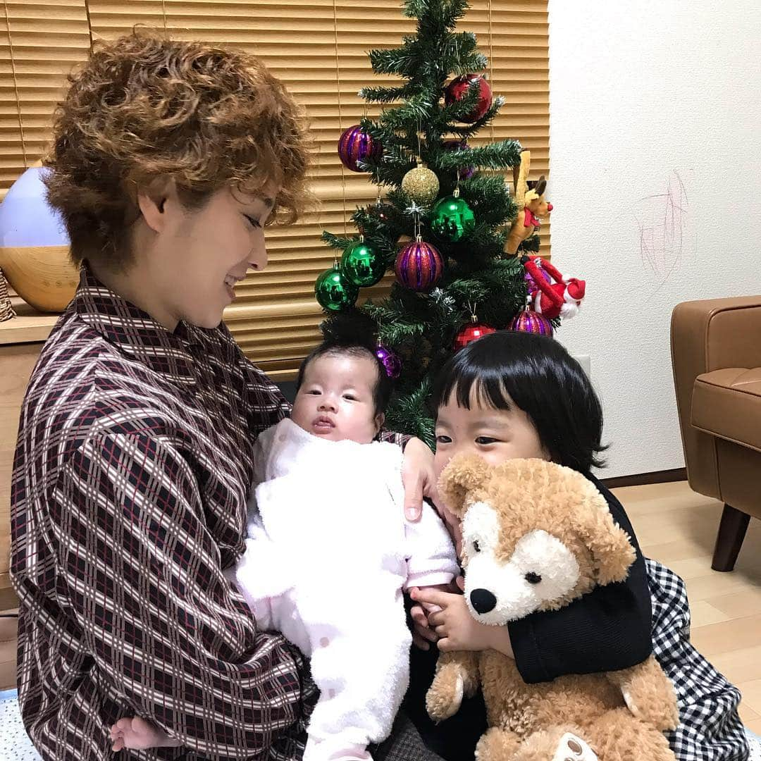 渚さんのインスタグラム写真 - (渚Instagram)「久しぶりに会えた甥っ子姪っ子  #九月に生まれた姪っ子にもやっと会えたんや #会えん間にたくさん成長してる #七五三も行ってきたんやて #忘れられてなくてホッとした #甥っ子と姪っ子三人 #東京で頑張れる東京に出稼ぎ稼ぐ為に東京来た稼がな意味ない稼いだろうやないか #マネージャーさん頼むで #アンパンマンキラ★ピカ★いっしょにステージミュージックショー #サンタクロースさんに想い届け #X JAPANさん #紅 #渋ないか #高畑充希さんが歌ってたの見て覚えたらしい #それはええねんけどアンパンマンのマーチ流れてるねんからアンパンマンのマーチ歌おや #夢をかなえてドラえもん #ええねんけどアンパンマンのマーチ流れてんねんからアンパンマンのマーチ歌え #どの歌もええ歌」12月4日 18時20分 - nagisainter