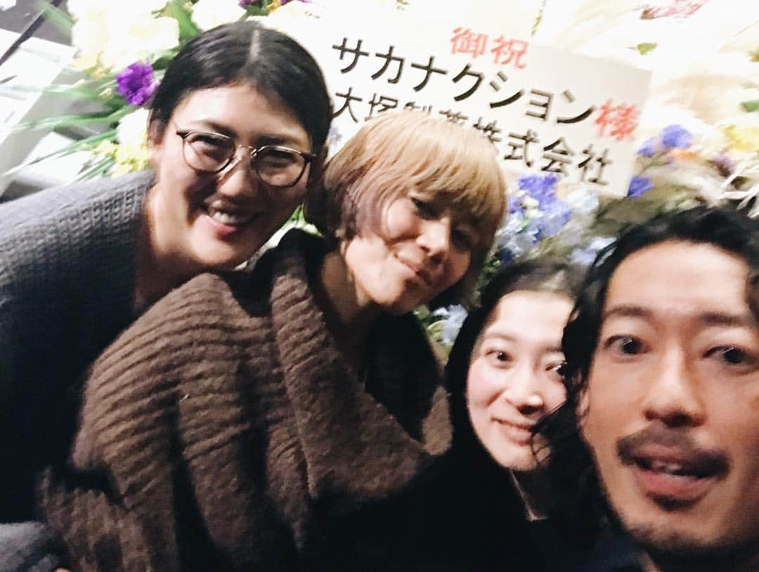 早坂香須子さんのインスタグラム写真 - (早坂香須子Instagram)「昨日はサカナクションのライブへ。  ドイツのオーディオ・ソリューション・システム「 d&b audiotechnik 」による計5カ所のスピーカーによるサウンドと、これまでサカナクションのミュージックビデオなどを手がけた映像作家３人による新しい世界観が繰り広げられた。  ヴィジュアルと音と光で心をぎゅんっと掴まれ、深海まで一気に連れていかれ、中層〜浅瀬に向かって身も心も解放された感じ。 疾走感！  なんのこっちゃでしょうが、体と脳と心が三位一体で完全にトリップした。  ところで、私は山口一郎さんにお会いしたことはないけれど、彼のスタッフの1人であるフリーランスバイヤーのサトウユカちゃんがネロリラファンで、一郎さんにシュプリームシャワーを渡してくれて、その後の制作お籠りの時にシュプリームシャワーをダース買いしてくれたというご縁がある。  ゆかちゃん、ありがとう。 こんな素晴らしいクリエイターに役立つものを、これからも作っていけるように頑張る！  ライブの最後に、 「みんな、写真撮るよー」 と言ってゲストもこの時ばかりは撮れるように計らってくれた、優しい一郎さんでした。 ベストアルバム 「魚図鑑」 は私のドライブミュージックです。 みなさま、ぜひ買ってね。 最高ーっです。  サカナクションのグッズも担当するハイセンスの塊ユカちゃん、私にユカちゃんを紹介してくれたUTALII オーナー大島睦月さん、サカナクションを愛するスタイリスト斉藤くみちゃんと。  #サカナクション #山口一郎 さん #最高の夜 #踊りまくり #この後気持ちよく飲んで #最後ちょっと記憶ない」12月4日 18時41分 - kazukovalentine