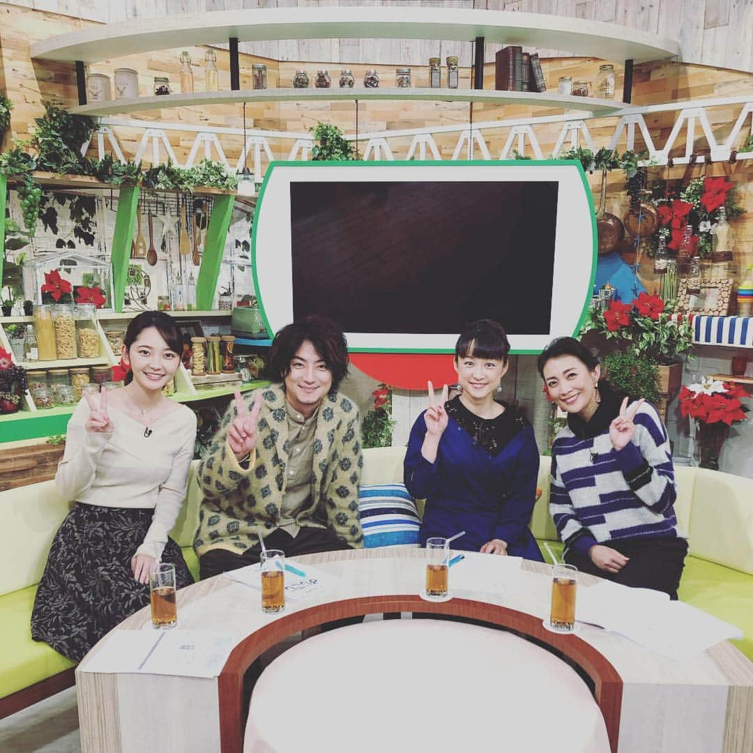 田中美里さんのインスタグラム写真 - (田中美里Instagram)「よじごじDays 菊池麻衣子さんとの対決、2連勝。 ゲラゲラ笑ってあっという間の時間でした。  #よじごじdays #テレビ東京 #竹﨑由佳アナウンサー #上地雄輔  さん #菊池麻衣子 さん #田中美里 #観てくださった方ありがとうございました  #衣装#アンエリス#enhelice」12月4日 19時16分 - misatotanaka77