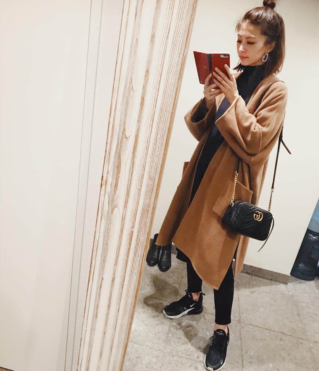 安田美沙子さんのインスタグラム写真 - (安田美沙子Instagram)「最近、中途半端な前髪が邪魔すぎて、お団子によくします。 短いから、ハーフアップまでだけど。  動きやすい服装の日の私服✨  コート。。#bpqc パンツ。。#florent シューズ。。#nike バッグ。。#gucci  #instagood #wear #ootd #私服」12月4日 19時16分 - yasuda_misako