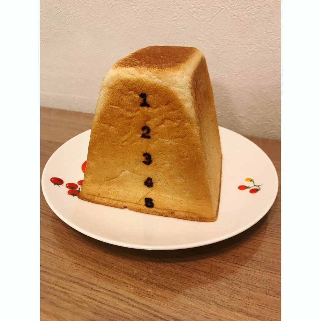 藤澤恵麻さんのインスタグラム写真 - (藤澤恵麻Instagram)「「とびばこパン」をいただきました。 文字通り跳び箱の形をしているユニークな食パンは、ほんのり甘くて何もつけなくてもとても美味しかったです。  リンゴ味は断面の色が美しくフルーティー。 プレーンは、こんがり焼いてサクフワを味わいました！  #恵麻 #ema #とびばこパン #跳び箱パン #パン #美味しい」12月4日 19時29分 - ema_fujisawa_official