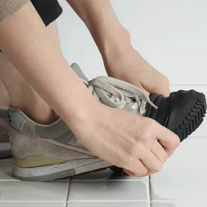 plywood（プライウッド）のインスタグラム：「みなさんこんにちは❄️ 今日は👟スニーカーが☔レインシューズに変身する防水シューズカバーをご紹介します☺️ のびーるシリコンゴム製でぴったりフィットするから安全でスマートな履き心地です。キャンプやフェスにも大活躍👍下駄箱の長靴をジャマに感じてる人にもオススメです！ . 当店楽天ショップでは12/4(火)20:00から『楽天スーパーセール』を開催！5日20時から4時間限定でポイント最大45倍のマジックアワーもお見逃しなく😁 ▼Kateva 防水シューズカバー https://item.rakuten.co.jp/plywood/37083001/ . . #スニーカー #レイングッズ #雨 #便利 #便利グッズ #便利アイテム #おしゃれ #かわいい #簡単 #アイデア #アイデアグッズ #アイデア商品 #rain #plywood」
