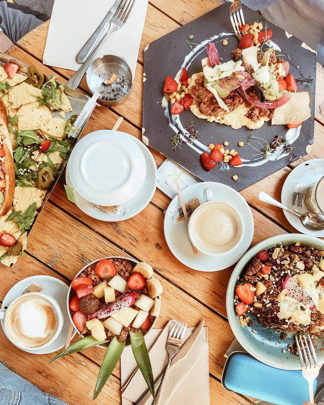 Top Dog Photoのインスタグラム：「TOP Barcelona 🥘 @brunchandcake 📷 por @aggyrose •  #topbarcelonaresto Visita la galería de nuestro artista destacado para conocerlo y darle cariño !! Look at the featured gallery to share the L❤️VE #communityfirst」