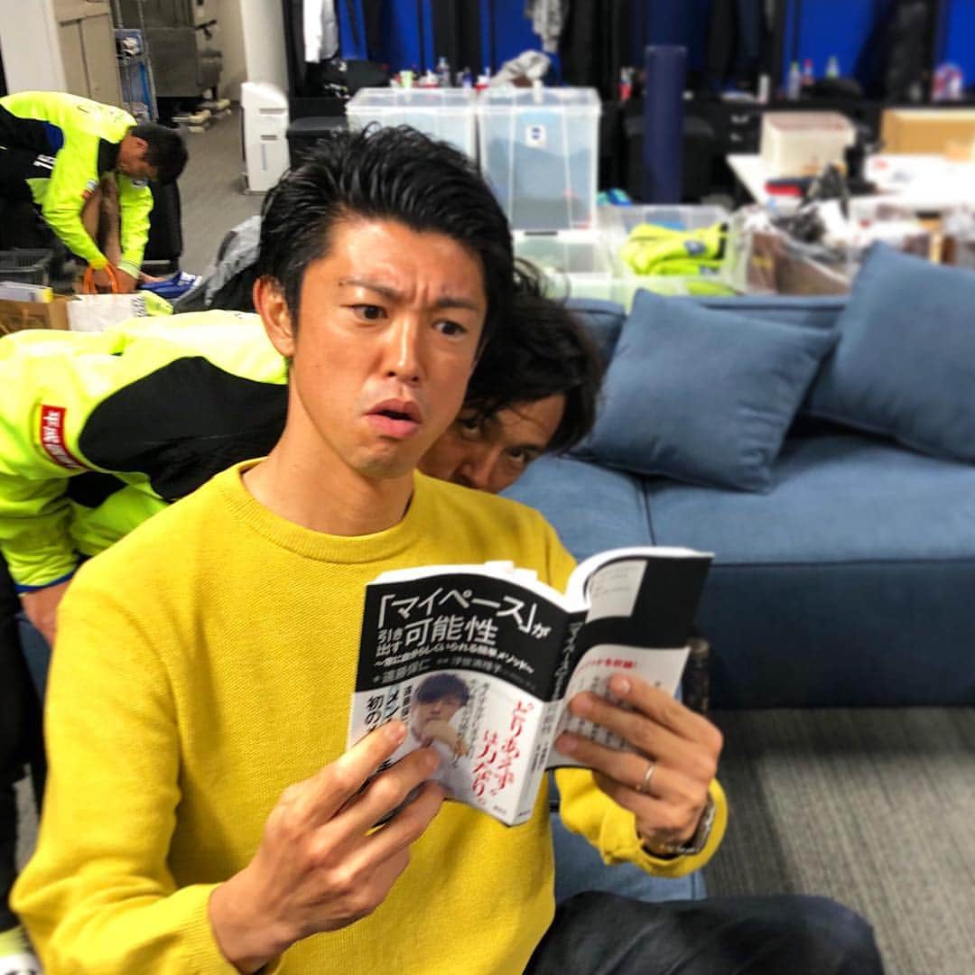 中澤聡太のインスタグラム：「こう見えて読書が好きなんです。  #読んだら次 #貸してあげるからさ #そんなに覗き込まないで #遠藤保仁 #マイペースが引き出す可能性 #とりあえずは力なり #ヤットさんがどんな時も余裕でいられるヒントがここに記されています #めっちゃPR」