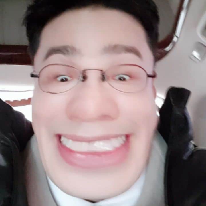 ファン・ドンジュのインスタグラム：「촬영중...대기시간에...이거 완전 잼나고 웃기네여^^ㅎㅎㅎ 보시는분들이 불편하실수도^^ 이제 이런기능도 알게되고 점점 발전하는중^^ㅎㅎㅎ #촬영중 #대기시간 #잼있는어플 #샤랄라」
