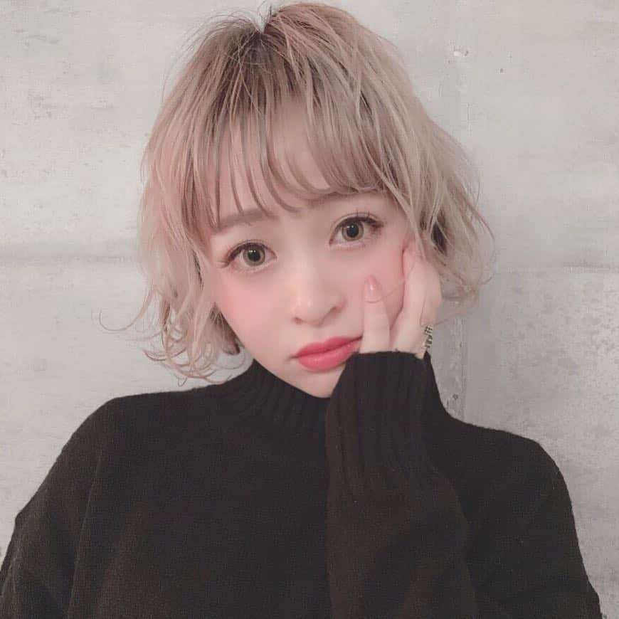 じゅりさんのインスタグラム写真 - (じゅりInstagram)「💇‍♀️♡ . . . 九州に帰省した時に めぐみさん @babemegumi に ショートにカットしてもらいました💜💜💜 そしてカラーも私の大好きなベージュに💭♡ とってもお気に入りです☺️ また帰省した時はぜひお願いします💗💗💗 . . . #instagood #instapic #instame #福岡 #天神 #撮影 #bob #ボブ #ショートボブ #ハイトーン #ハイトーンカラー #ベージュ #サロンモデル」12月4日 21時38分 - juripuuu