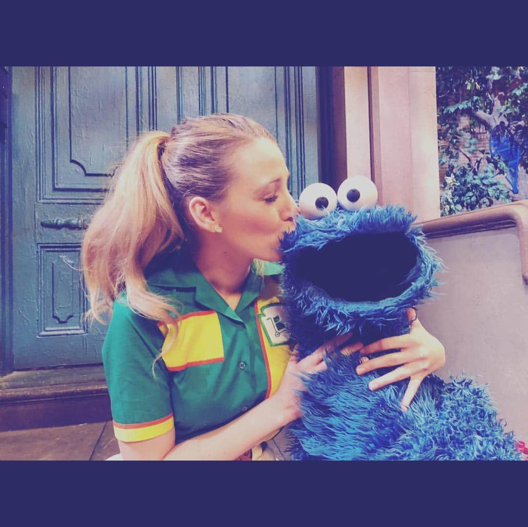 ブレイク・ライヴリーさんのインスタグラム写真 - (ブレイク・ライヴリーInstagram)「@sesamestreet season 49 AIRS TONIGHT at 7pm ET🎉 on HBO. Thank you @sesamestreet for ALL you do ♥️💜💛💙🧡❤️💛💚💗💜❤️」11月11日 6時29分 - blakelively