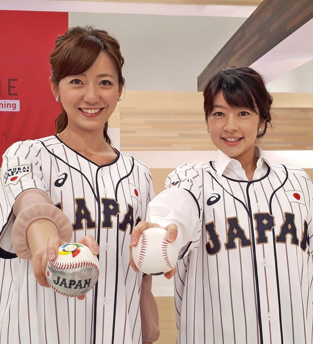 フジテレビ「プライムニュース イブニング」さんのインスタグラム写真 - (フジテレビ「プライムニュース イブニング」Instagram)「横浜で行われた『ジャパンウォーク』の取材に行って来ました by内田アナ  きょうはウォーキングポーズでパシャリ📸  あす、フジテレビで放送する『2018日米野球』。 スタッフ自前の侍JAPANのユニフォームです。  頑張れ！ニッポン！  そして、毎月10日は『コッペパンの日』だそう。  放送が終わって、小腹が空いていたので…。 仲良くコッペパンを分け合いました😊  #ジャパンウォーク #シンクロ #侍ジャパン #日米野球 #コッペパン  #生野陽子 トップス、スカート　#hanabishi #野島卓 ネクタイ　#フェアファックス @fairfaxtokyo #内田嶺衣奈  @reina.uchida トップス、スカート　#anayi @anayi_official  #プライムニュースイブニング #島田彩夏　#倉田大誠　#反町理　#木村拓也　#海老原優香　#小澤陽子　#上中勇樹　#今湊敬樹　#酒井千佳 #フジテレビ　#アナウンサー 公式HP：http://www.fujitv.co.jp/prime_evening/」11月10日 21時43分 - livenews_it