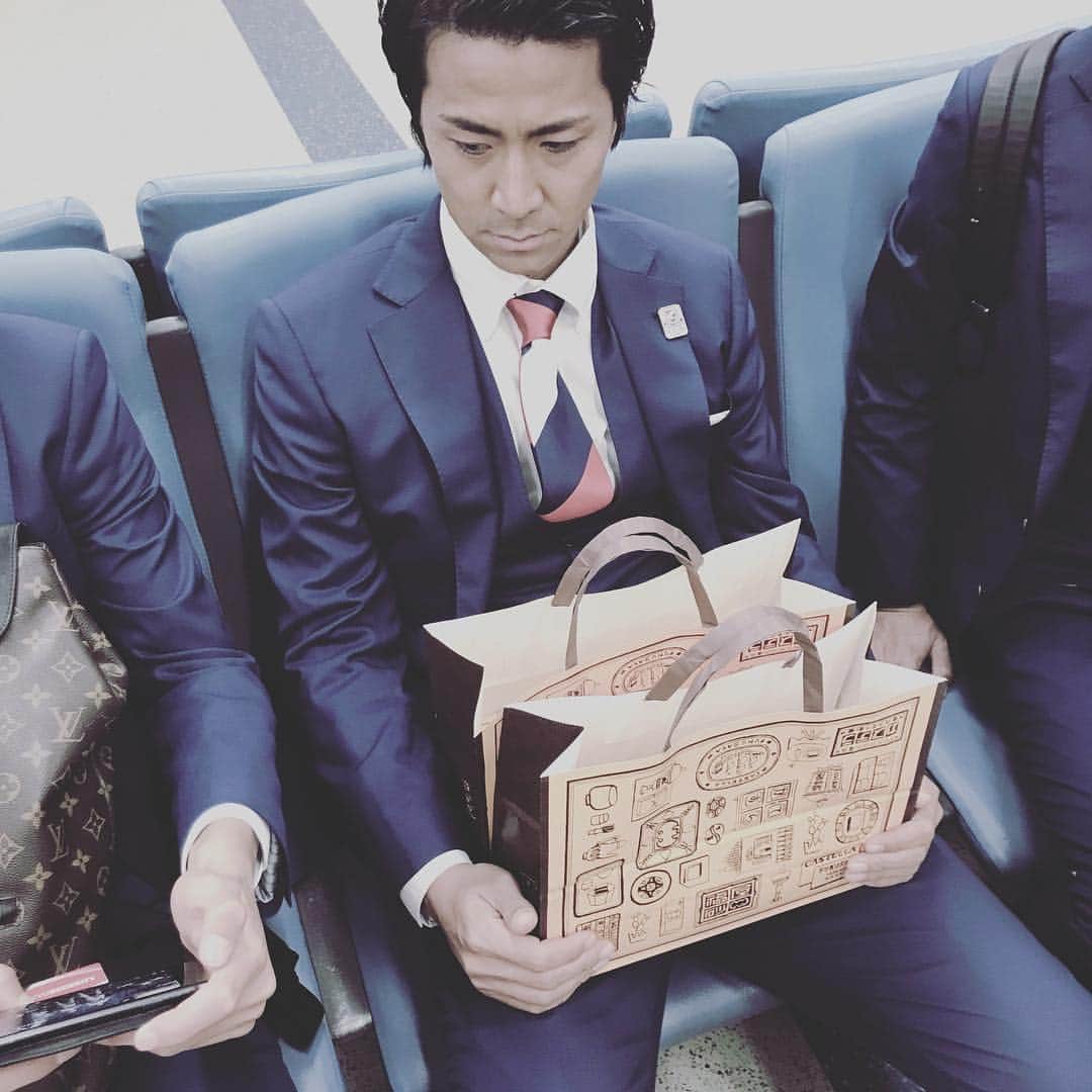 伊藤翔のインスタグラム：「長崎遠征番外編 狂想曲のようにシーズン始めに騒がれたカステラ王子。 今はひっそりと大事そうに抱え込む彼の姿がカステラの本場長崎にはありましたとさ。 #カステラ王子」