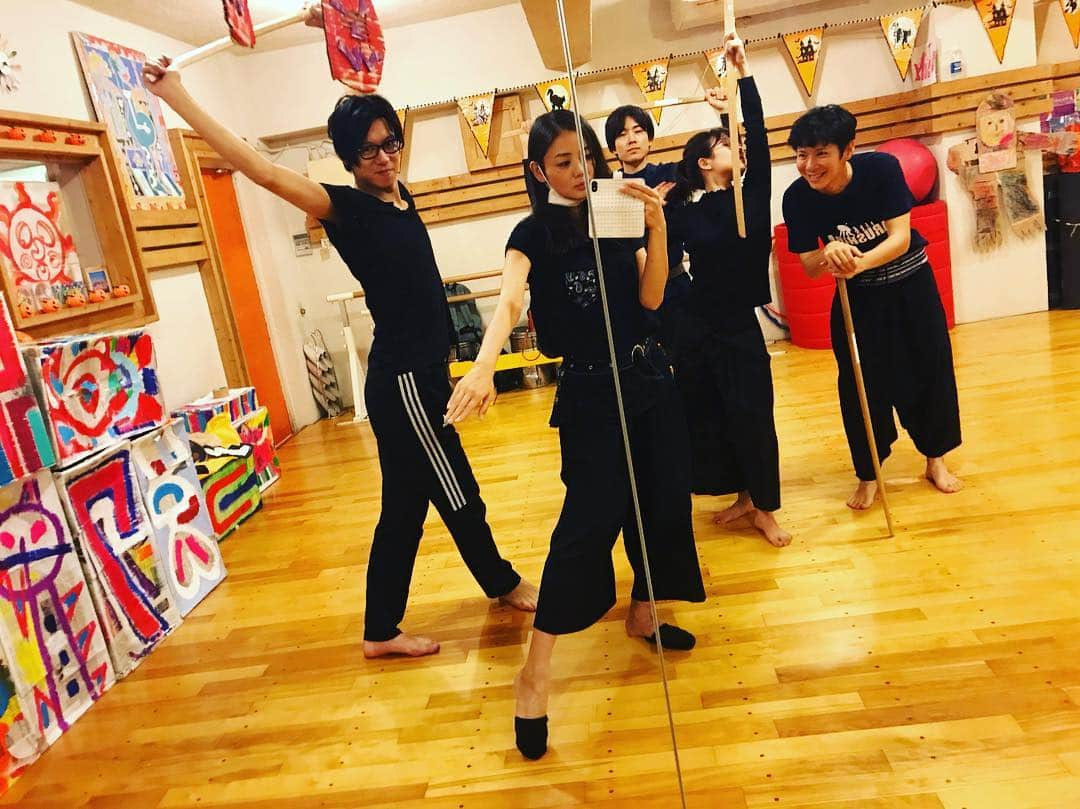 片山萌美さんのインスタグラム写真 - (片山萌美Instagram)「事務所の殺陣のお稽古。 みんな黒い。  #ウイントアーツ」11月10日 22時26分 - moet_mi