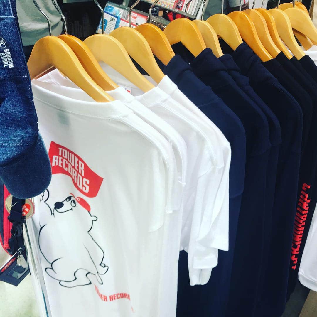 チャットモンチーさんのインスタグラム写真 - (チャットモンチーInstagram)「タワーレコード新宿店 7F特設コーナーでのPOP UP SHOP 「CHAT RECORDS」 は、明日11/11(日)までの開催です！  展示ポスターは2人時代の物へ、ガラスケース内のレアグッズも一部入れ替えてあります。  そしてコラボグッズは、タワーレコード新宿店店頭 & タワーレコード オンラインで明日までの予約受付です！  お見逃しなく。  #チャットモンチー #CHATRECORDS #タワーレコード新宿店」11月10日 22時29分 - chatmonchydesu