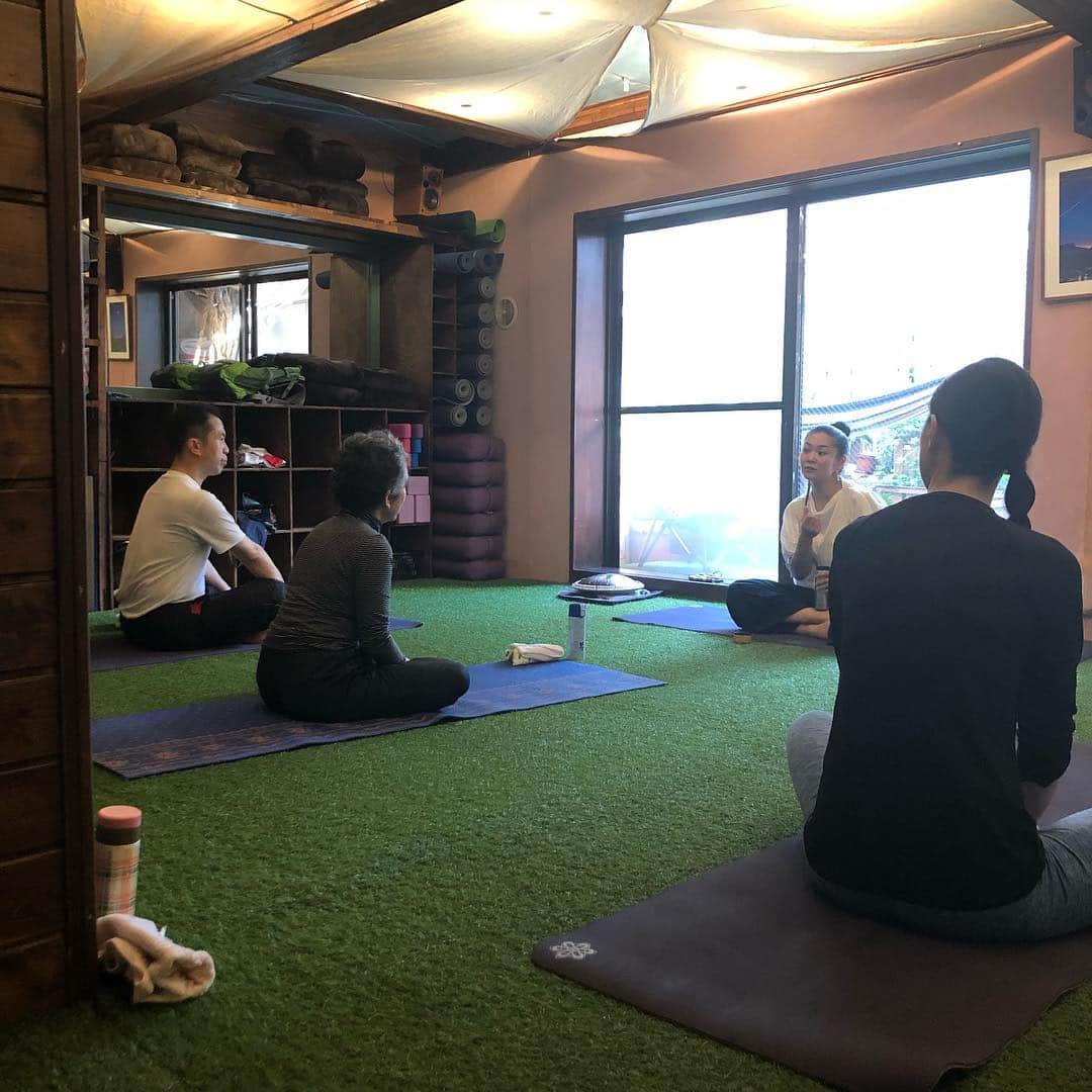 underthetreeさんのインスタグラム写真 - (underthetreeInstagram)「最近のハナ先生🧘‍♀️ 最近は大きなリュックでUTのクラスに現れます😁 満点の笑顔と共におもむろに取り出すのは「グーダドラム〜」✨ シャバーサナの時に演奏してくれるんですが・・・はい！お越しくださいw  #毎週土曜10:45-12:00 #最高のシャバーサナ有ります。 #utnakameguro #少人数なので🤫です  #グーダドラム」11月10日 23時01分 - utnakameguro