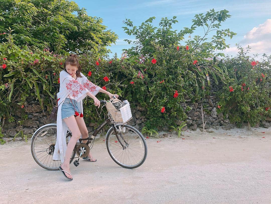 美香さんのインスタグラム写真 - (美香Instagram)「自転車で島をぐるぐる🚴‍♀️🚴‍♂️ 服がチェーンにからまって 大変でした😂反省！笑 #竹富島」11月10日 22時48分 - mikaofficial99