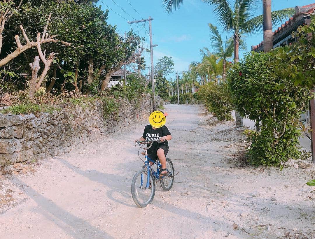 美香さんのインスタグラム写真 - (美香Instagram)「自転車で島をぐるぐる🚴‍♀️🚴‍♂️ 服がチェーンにからまって 大変でした😂反省！笑 #竹富島」11月10日 22時48分 - mikaofficial99