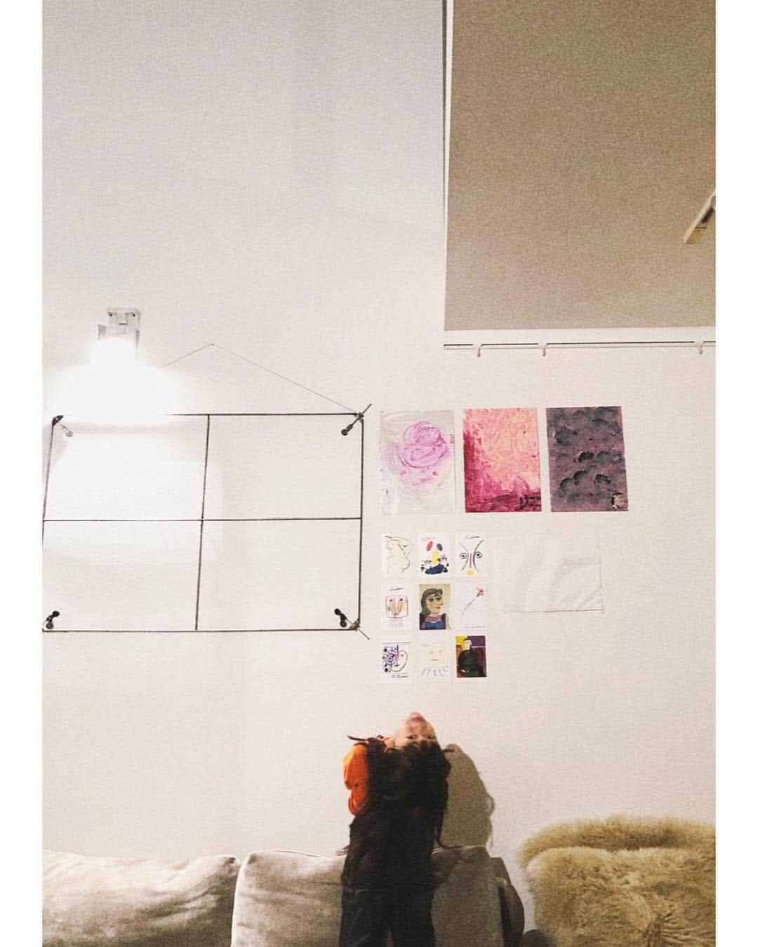 松本恵奈さんのインスタグラム写真 - (松本恵奈Instagram)「ピカソのポストカードを貼ってご満悦なりここさん👧🏻 どんどん壁が賑やかになっていく😂ちなみに和紙はとおきに破られて修理中👦🏻😑 #enahhouse」11月10日 23時17分 - ena1123